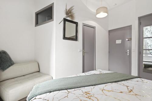 une chambre blanche avec un lit et une chaise dans l'établissement Le Château, à Châteaudouble