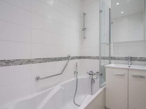 une salle de bain blanche avec une douche et un lavabo dans l'établissement Appartement rénové, 6 pers, balcon sud face aux pistes, parking, Plagne Centre - FR-1-351-20, à Plagne 1800