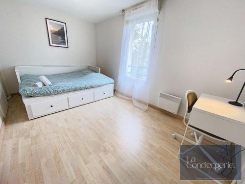 une chambre avec un lit, un bureau et une fenêtre dans l'établissement Maison-Patis du Chêne-Poitiers CHU-LaConciergerie, à Poitiers