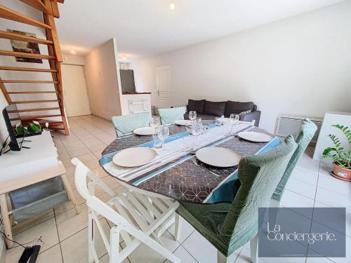 une table à manger et des chaises dans un salon dans l'établissement Maison-Patis du Chêne-Poitiers CHU-LaConciergerie, à Poitiers