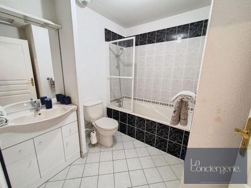 une salle de bain avec toilettes, baignoire et lavabo dans l'établissement Maison-Patis du Chêne-Poitiers CHU-LaConciergerie, à Poitiers