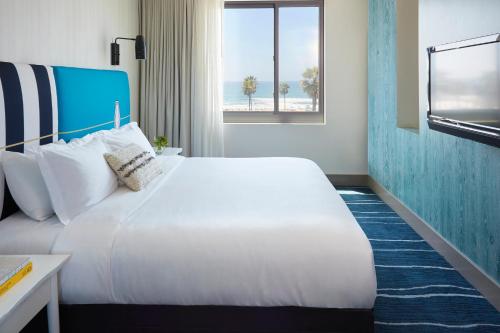 Un ou plusieurs lits dans un hébergement de l'établissement Kimpton Shorebreak Huntington Beach Resort by IHG