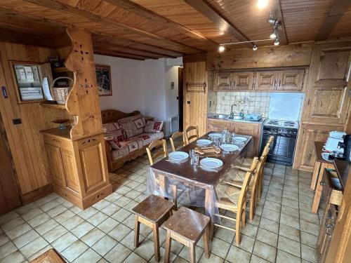 une cuisine avec une table et des chaises dans une pièce dans l'établissement Appartement cosy 2 pièces Les Saisies - 6 pers, proche pistes - FR-1-810-19, aux Saisies