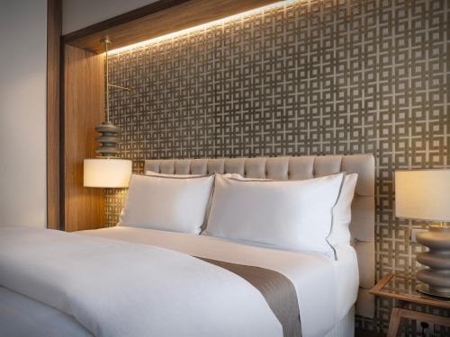 Postel nebo postele na pokoji v ubytování The Westin Madrid Cuzco