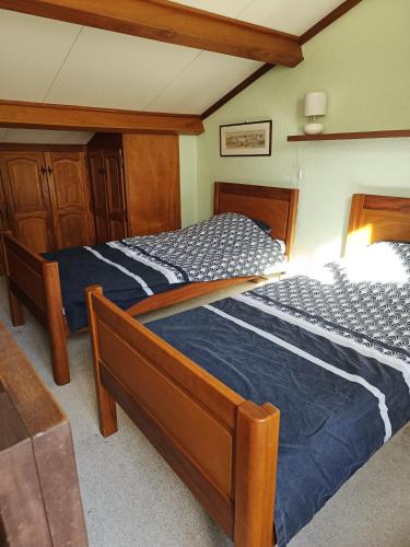 deux lits jumeaux dans une chambre avec dans l'établissement Maison Bord de lac 6 Personnes 2 Chambres, à Port-Leucate