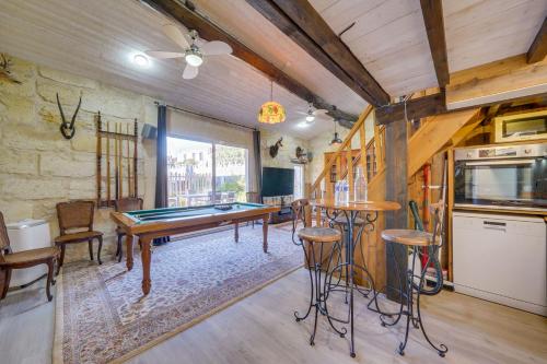 - une cuisine avec une table de ping-pong dans la chambre dans l'établissement Villa Pauill'Art, à Pauillac