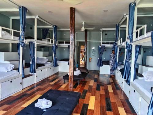 Habitación con 4 literas y suelo de madera. en Ankounamatata, en Sihanoukville