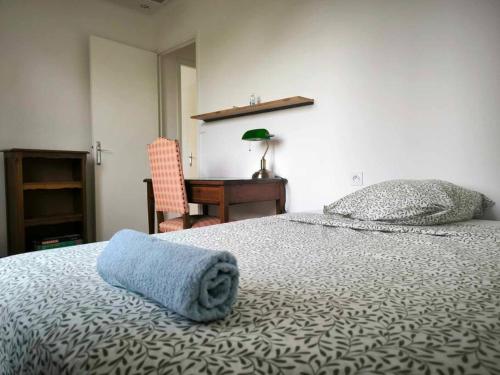 Una cama o camas en una habitación de Maison avec vue, Piscine, 5min à pied du centre