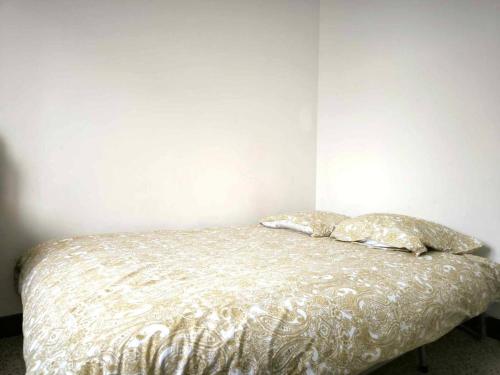Una cama o camas en una habitación de Maison avec vue, Piscine, 5min à pied du centre