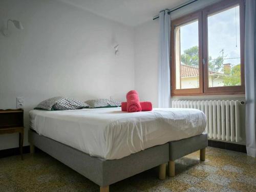 Una cama o camas en una habitación de Maison avec vue, Piscine, 5min à pied du centre