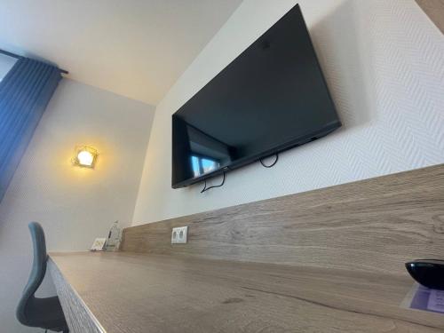 a flat screen tv hanging on a wall at Hotel Deichvoigt in Cuxhaven