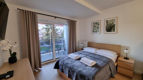 Ένα ή περισσότερα κρεβάτια σε δωμάτιο στο Nowoczesne Studio z Balkonem WiFi & Smart TV by Noclegi Renters