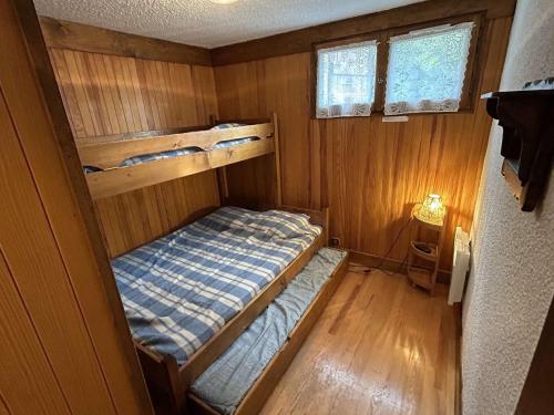 - une petite chambre avec des lits superposés dans l'établissement Appartement cosy 2 pièces Les Saisies - 6 pers, proche pistes - FR-1-810-19, aux Saisies