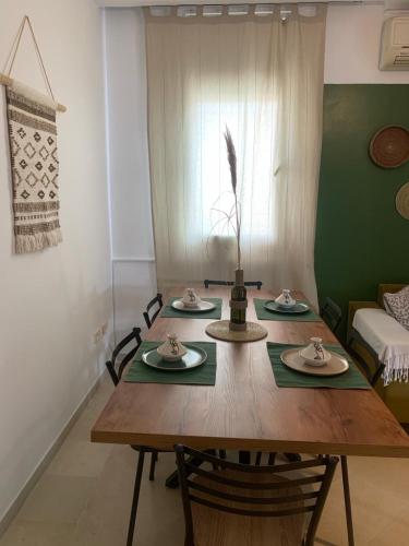 a dining room with a wooden table and chairs at Cosy calme appartement à la Marsa in La Marsa