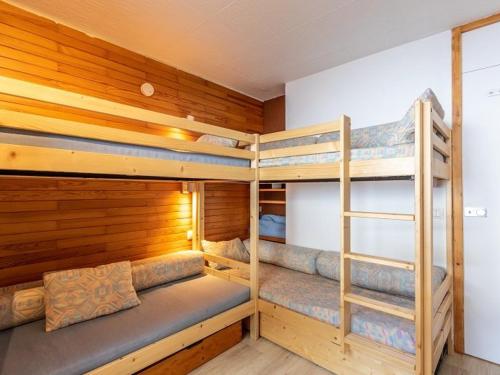 Ένα ή περισσότερα κρεβάτια σε δωμάτιο στο Studio rénové au cœur de Plagne Bellecôte, 4 pers, balcon, proche télécabine - FR-1-351-65