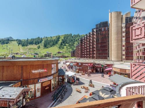 une vue aérienne d'une rue de la ville avec des bâtiments dans l'établissement Charmant appartement rénové pour 6 avec balcon et casier à ski à Plagne Bellecôte - FR-1-351-108, à Plagne Bellecôte