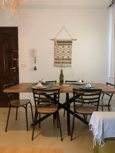 a dining room with a wooden table and chairs at Cosy calme appartement à la Marsa in La Marsa