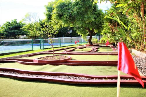 a red flag in front of a tennis court at Mais Oui Villa in Discovery Bay