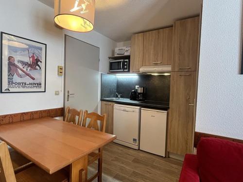 une cuisine et une salle à manger avec une table dans une pièce dans l'établissement Appartement 3 pièces avec balcon, 6 pers, au pied des pistes, Plagne Soleil - FR-1-351-186, à La Plagne Tarentaise