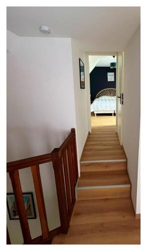 un couloir menant à une chambre avec un lit dans l'établissement Le Duplex des remparts, 4-6Pers, à Boulogne-sur-Mer