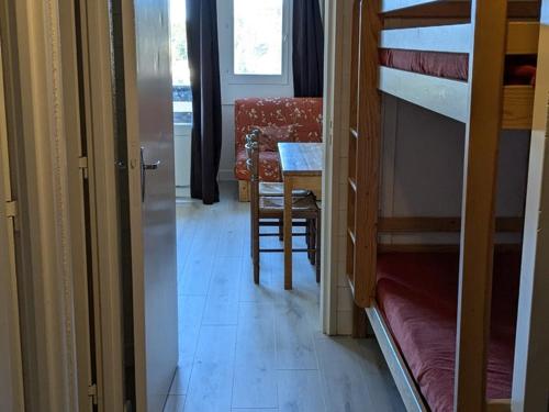une chambre avec une table et un lit et une salle à manger dans l'établissement Studio lumineux 6 pers, centre station, sud, proche pistes et commerces - Orcières Merlette - FR-1-262-185, à Orcières