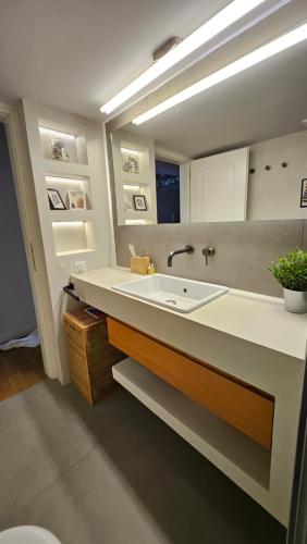 Heart of Faliro 2BR 5m Walk to Beach - Newly Renovated