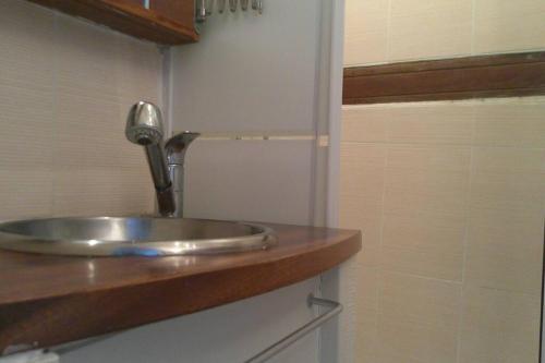 La salle de bains est pourvue d'un lavabo et d'un robinet. dans l'établissement MESANGE BLEU - Overview Sea - balcony, à La Baule