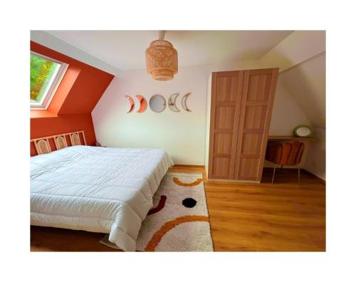 une chambre avec un lit blanc et une fenêtre dans l'établissement Le Duplex des remparts, 4-6Pers, à Boulogne-sur-Mer