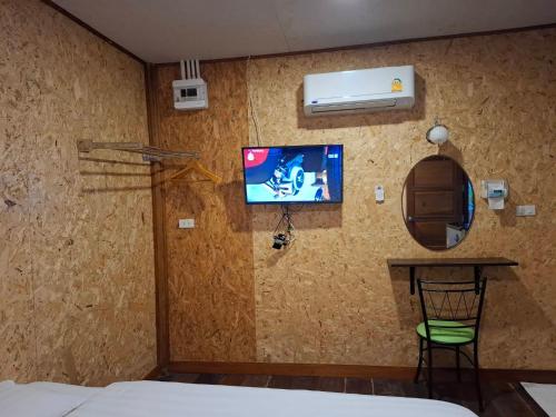 Et tv og/eller underholdning på ฟาดิลบังกะโล Fadel bungalow