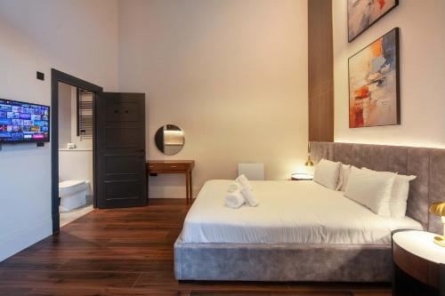 Ένα ή περισσότερα κρεβάτια σε δωμάτιο στο Luxurious Studio Apartment in Central Hastings