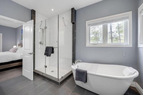 Ένα μπάνιο στο LUX Lakefront Sleeps18 Pickleball HotTub Sauna Gym Arcade Basketball Volleyball