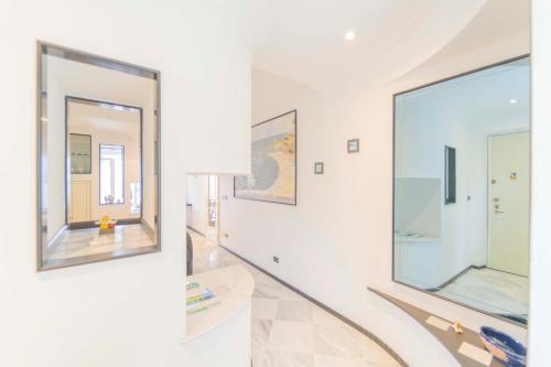 リヴァ・トリゴーゾにある213b - Casa Panorama Marino - A pochi passi dalla spiaggia di Riva, Vista Mare fino a Portofinoの壁に2つの大きな鏡がある廊下