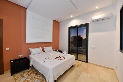 Postel nebo postele na pokoji v ubytování villa noria golf 4 chambres centre ville