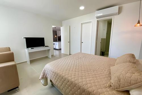 Una televisión o centro de entretenimiento en ¡Escapada Perfecta en la Playa! 1 Habitacion 4 Pax