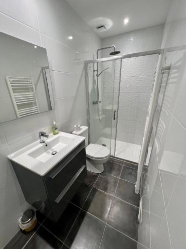 une salle de bain avec un lavabo, des toilettes et une douche dans l'établissement L'Oasis, Appartement Confort, Centre-ville, à La Tremblade