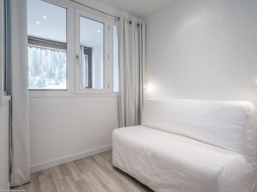 une chambre blanche avec un lit et une fenêtre dans l'établissement Appartement rénové, 6 pers, balcon sud face aux pistes, parking, Plagne Centre - FR-1-351-20, à Plagne 1800