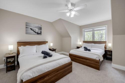 Ένα ή περισσότερα κρεβάτια σε δωμάτιο στο LUX Lakefront Sleeps18 Pickleball HotTub Sauna Gym Arcade Basketball Volleyball