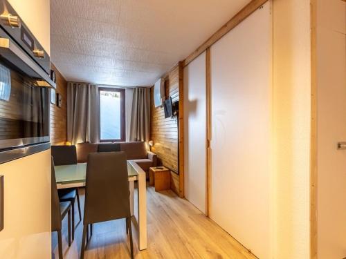 une cuisine et une salle à manger avec une table et des chaises dans l'établissement Studio rénové au cœur de Plagne Bellecôte, 4 pers, balcon, proche télécabine - FR-1-351-65, à Plagne Bellecôte