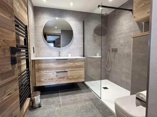 une salle de bain avec une douche, un lavabo et un miroir dans l'établissement Appartement 5 pièces, Les Saisies, jacuzzi, parking, skis aux pieds - FR-1-810-15, aux Saisies