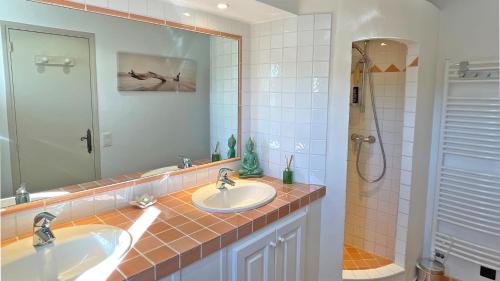 une salle de bain avec deux lavabos et une douche dans l'établissement Villa Les Saquèdes, à Sainte-Maxime