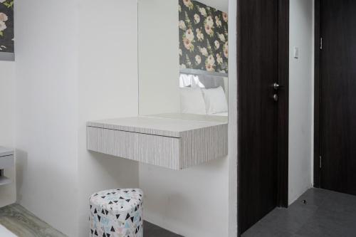 Bilik mandi di Comfortable and Simply Studio at Bintaro Icon Apartment By Travelio