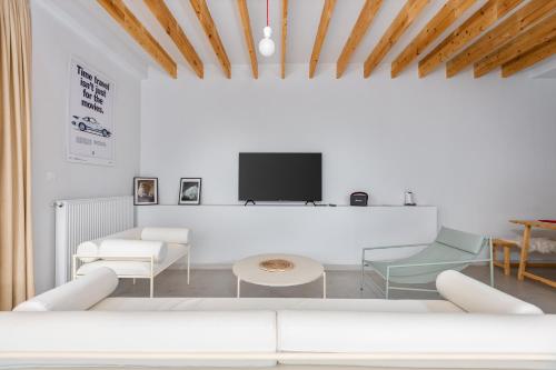 Televisyen dan/atau pusat hiburan di Villa Tabori Hill - 3BR Luxury Villa in Tbilisi