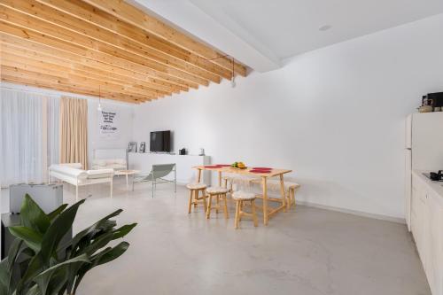 Televisyen dan/atau pusat hiburan di Villa Tabori Hill - 3BR Luxury Villa in Tbilisi