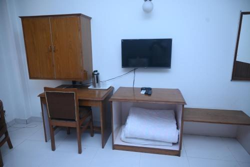 Una televisión o centro de entretenimiento en Hotel Surya Plaza