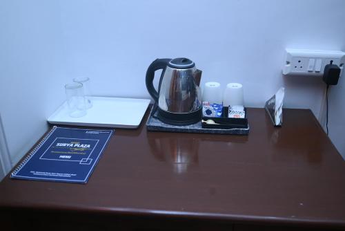 Tetera y cafetera en Hotel Surya Plaza