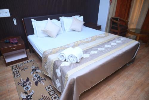 Una cama o camas en una habitación de Hotel Surya Plaza