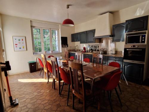 une cuisine avec une table et des chaises dans l'établissement Suite 5 Pivoine, à Thionville