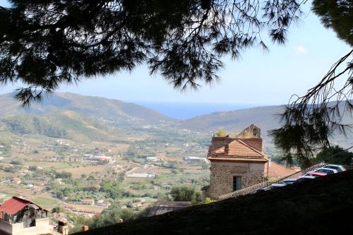 a view of a small town with a mountain at Antares Rooms in Castellabate