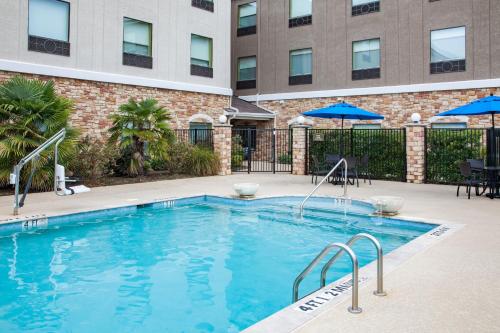 a swimming pool in front of a building at Holiday Inn Express & Suites Texarkana by IHG in Texarkana