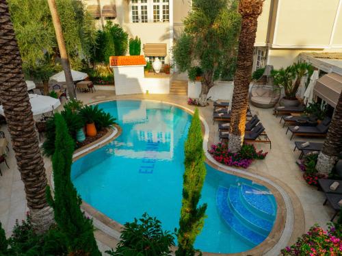 an overhead view of a swimming pool with palm trees at Elegance East Hotel in Antalya